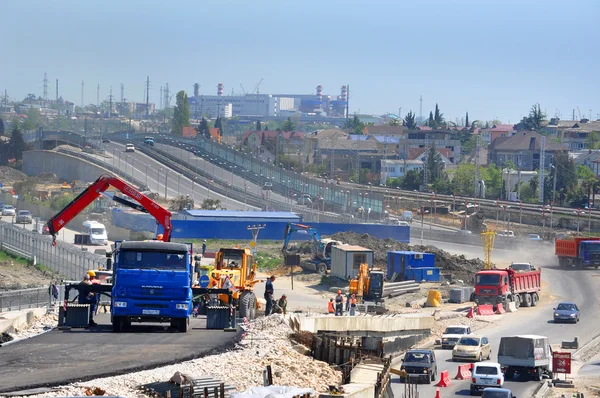 Bouw van een tweelagige weg uitwisseling "adler ring" in Sotsji — Stockfoto