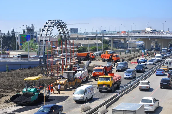 Construção de um intercâmbio rodoviário de dois níveis "Adler Ring" em Sochi — Fotografia de Stock