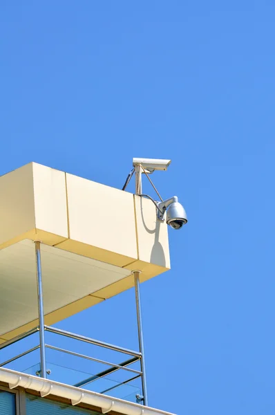 Dos cámaras de videovigilancia al aire libre — Foto de Stock