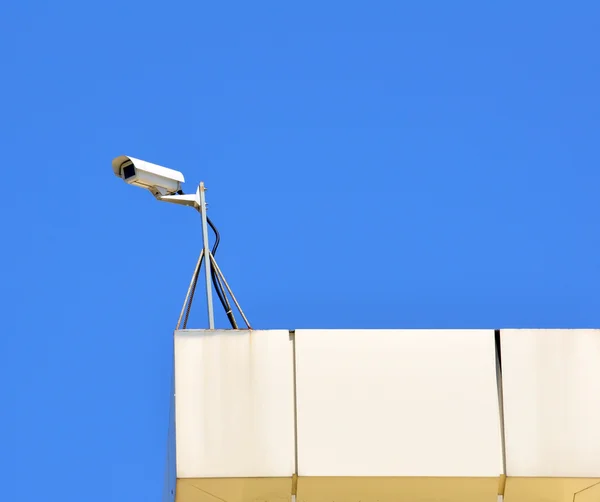 Câmara de vigilância num telhado — Fotografia de Stock