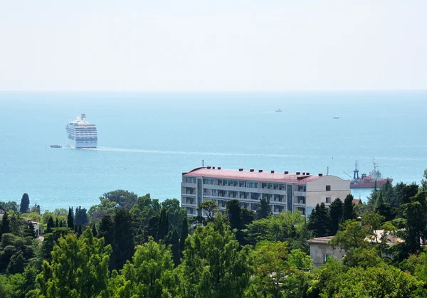 Cruise ship leaving the port — Stock Photo, Image