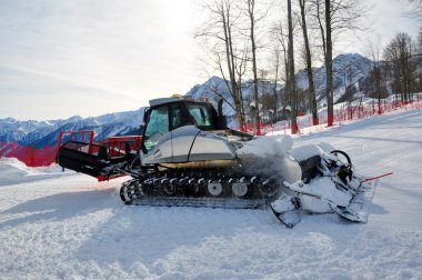 Snowcat üzerinde kayak merkezi