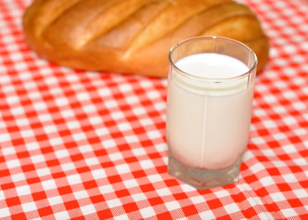 Szklankę mleka i bochenek pszenicy — Zdjęcie stockowe