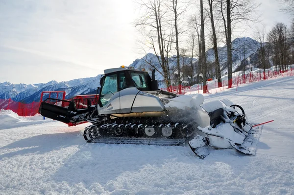 Snowcat on ski resort — Stock Photo, Image