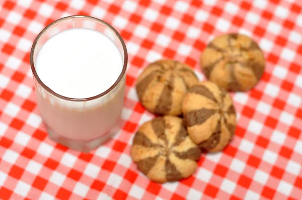 Bułka maślana i szklankę mleka — Zdjęcie stockowe