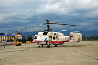 Yangın ve kurtarma helikopteri ka-32a acil durumlar Bakanlığı sochi havaalanından platformu