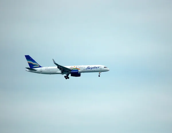 Avião da companhia Yakutia voando — Fotografia de Stock