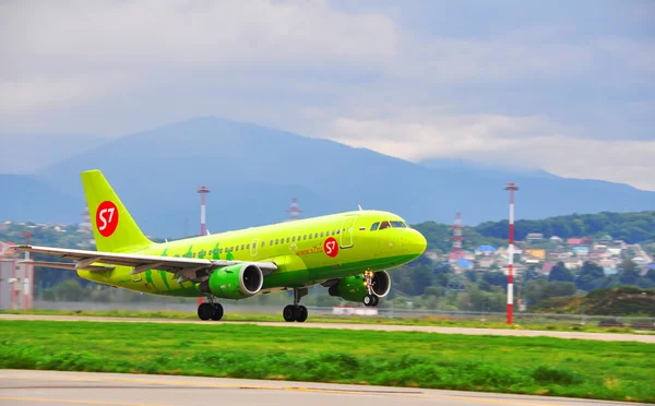 Boeing-737-800, passenger airliner of S7 airlines («Siberia») on the platform of the International Sochi airport on August 16, 2012 in Sochi, Russia — Stock Photo, Image