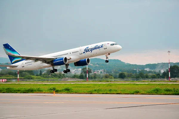 Boeing-757-200 of “Yakutia” airlines on rise — Stock Photo, Image