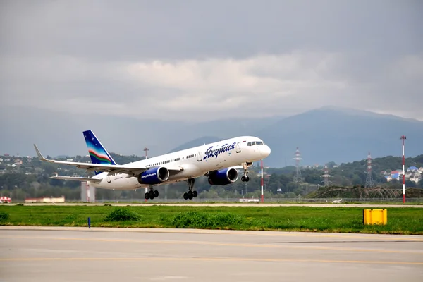 Boeing-757-200 der "Jakutien" -Airlines auf dem Vormarsch — Stockfoto