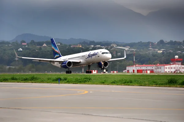Boeing-757-200 z? Yakutia? linie lotnicze na wzrost — Zdjęcie stockowe