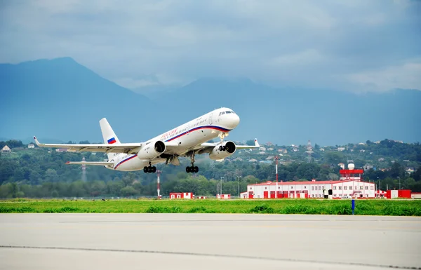 The TU-214SUS Russian government Squadron takes off from the airport of Sochi — Stock Photo, Image