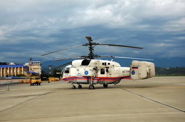 Helicóptero de incêndio e salvamento Ka-32A Ministério das Situações de Emergência na plataforma do Aeroporto Internacional de Sochi — Fotografia de Stock