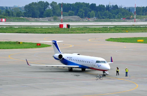 Avion d'Ak-Bars avia sur la plate-forme de l'aéroport international de Sotchi — Photo