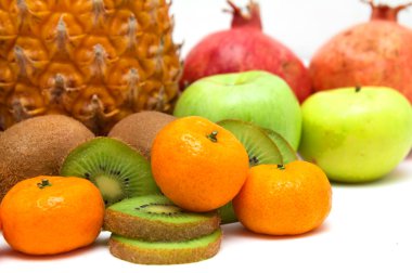 Beyaz arka planda taze meyve