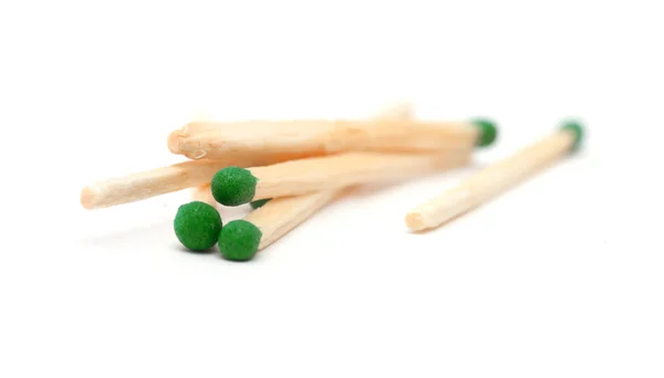Grüne Streichhölzer auf dem weißen — Stockfoto