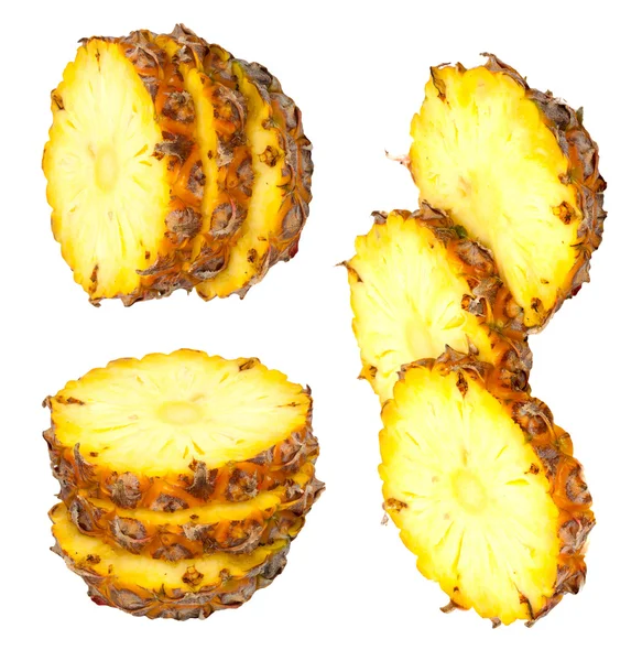 Kolme ananas viipaletta, eristetty valkoisella pohjalla, kevyt sh — kuvapankkivalokuva