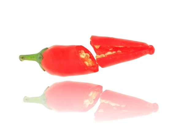 Yksi punainen chili viipaloitu siemenillä edessä — kuvapankkivalokuva