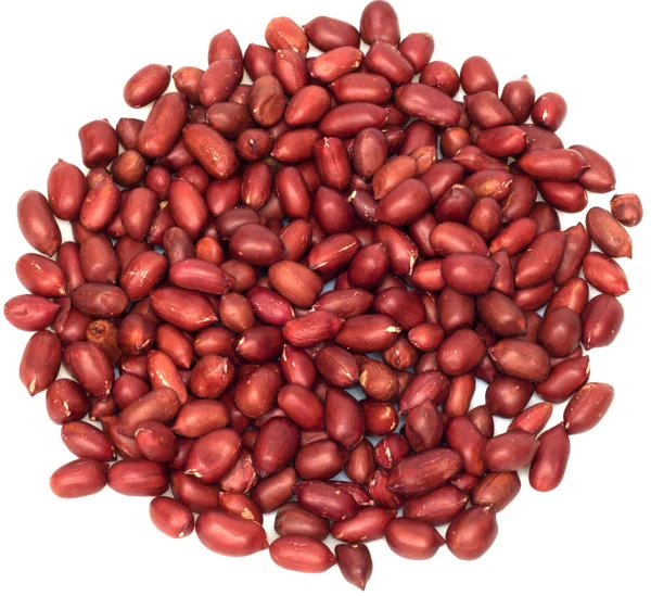 Erdnüsse mit roter Haut isoliert auf weißer. — Stockfoto