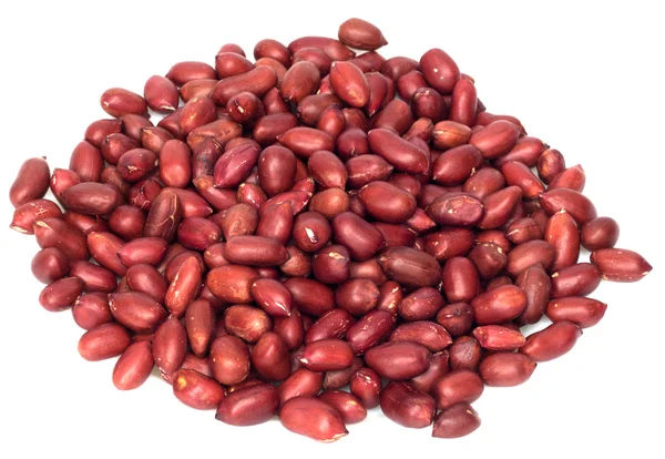 Amendoim com pele vermelha isolada em branco . — Fotografia de Stock