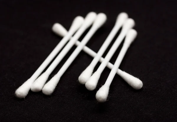 綿の棒で分離された黒の背景 — ストック写真
