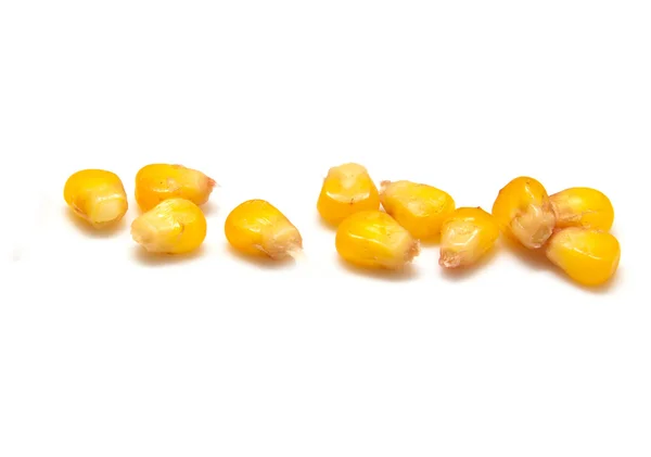 Gele maïs graan op witte achtergrond — Stockfoto