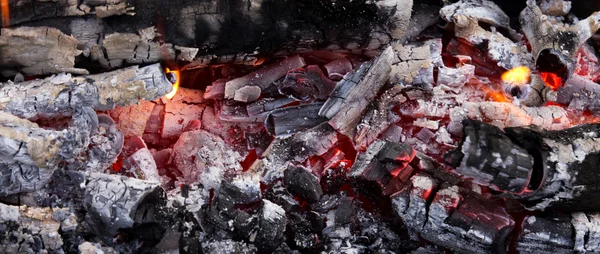Carvão e cinzas de madeira de queimar em um forno — Fotografia de Stock