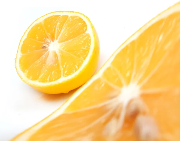 Половина лимона з одним шматочком ізольовані на білому тлі — стокове фото