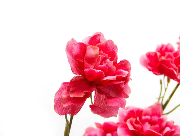 Künstliche rote Blumen auf weißem Hintergrund — Stockfoto