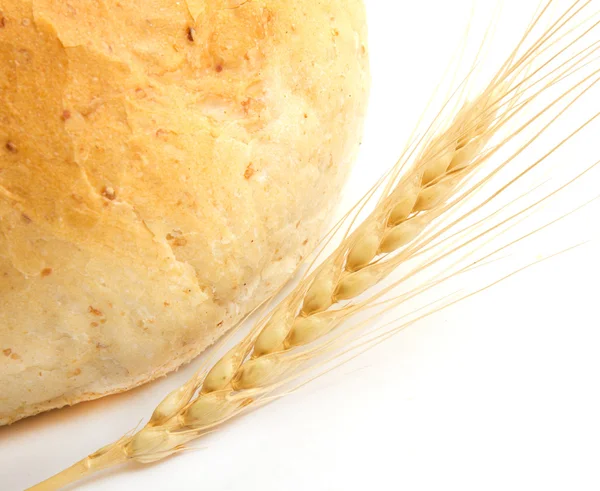 Хлеб и пшеница на белом фоне — стоковое фото