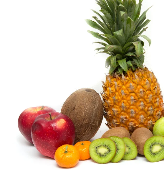 Vers fruit op een witte achtergrond — Stockfoto
