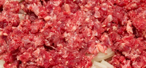Carne e cebola no fundo — Fotografia de Stock