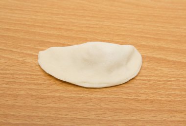 bir kesme tahtası üzerinde ev yapımı et köfte