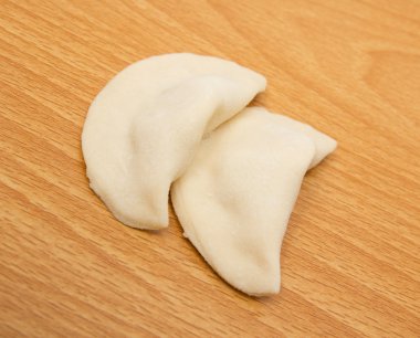 bir kesme tahtası üzerinde ev yapımı et köfte