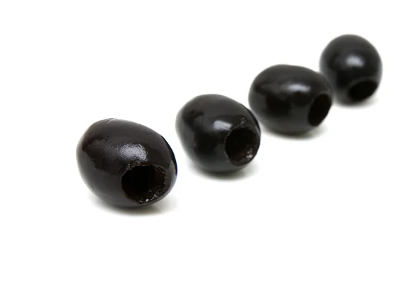 Azeitonas pretas sobre um fundo branco — Fotografia de Stock