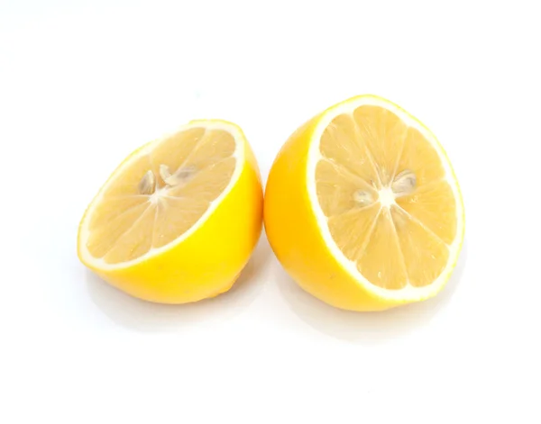 Citron, skuren i två delar — Stockfoto