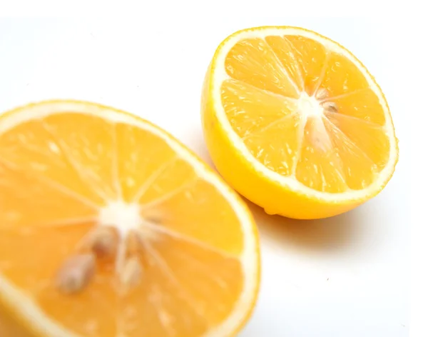 Половина лимона с одним ломтиком на белом фоне — стоковое фото