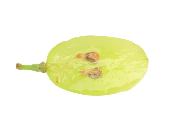 Translucent stykke grønn druefrukt, makro isolert på hvit – stockfoto