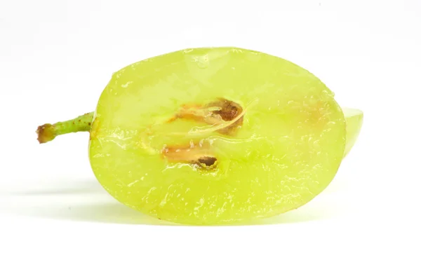 Tranche translucide de raisin vert, macro isolée sur blanc — Photo