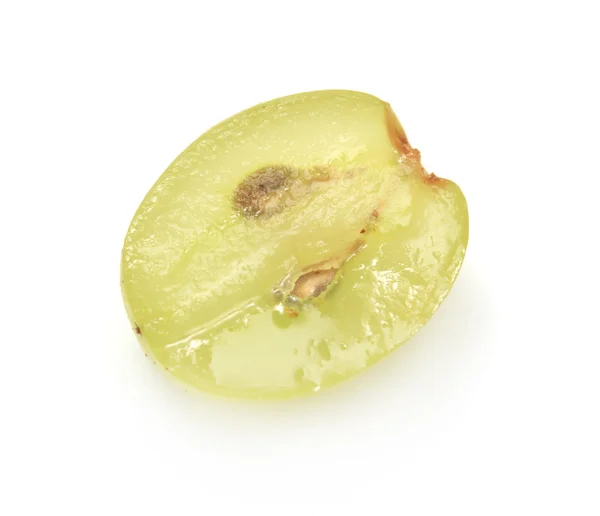 Rebanada translúcida de fruta de uva verde, macro aislada en blanco —  Fotos de Stock