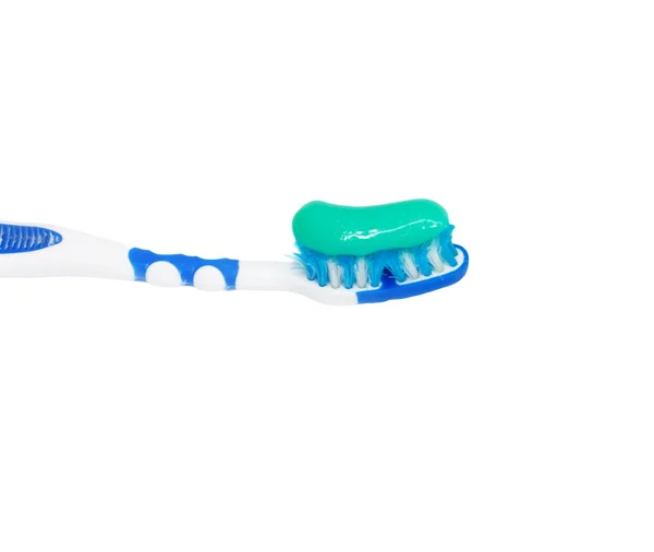 Spazzolino con dentifricio isolato su sfondo bianco — Foto Stock