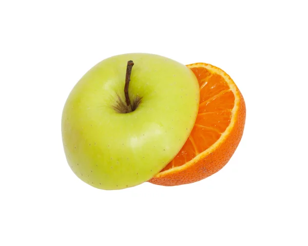Trancher la pomme et la mandarine sur fond blanc — Photo