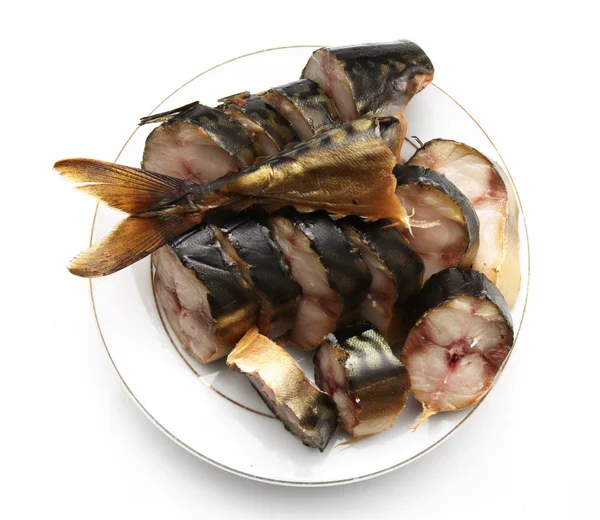 Gerookte makreel in een plaat op een witte achtergrond — Stockfoto