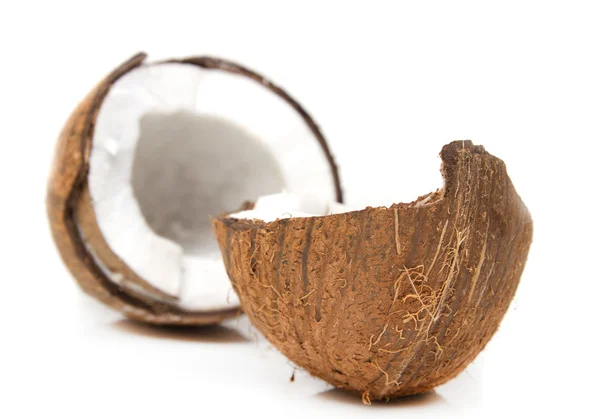 Close-up van gebarsten kokosnoot op witte achtergrond met lichte schaduw — Stockfoto
