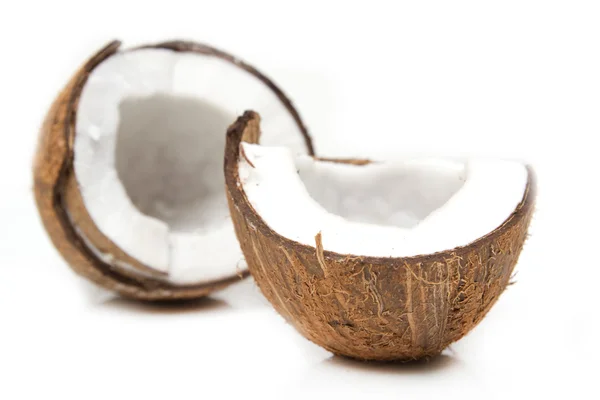 Closeup de coco rachado no fundo branco com sombra clara — Fotografia de Stock