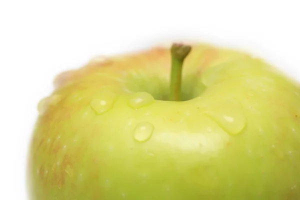 Droppar på äpple. makro — Stockfoto