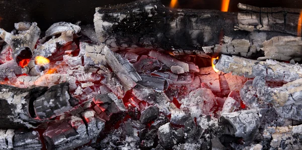 Steenkool en hout as van verbranding in een oven — Stockfoto