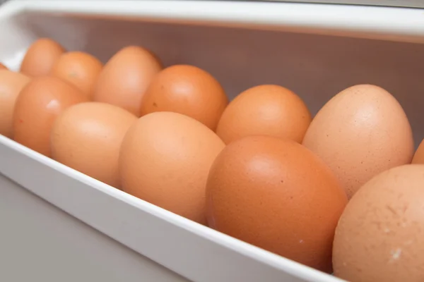 Gros plan d'une pile d'œufs bruns dans le réfrigérateur — Photo