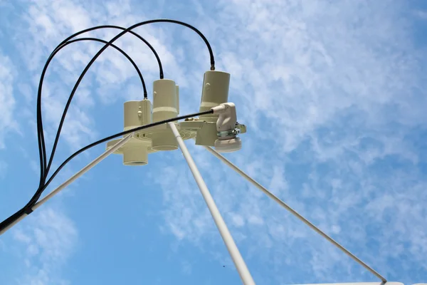 Parte de una antena parabólica en el cielo — Foto de Stock