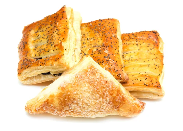 Broodje met maanzaad op een witte achtergrond — Stockfoto